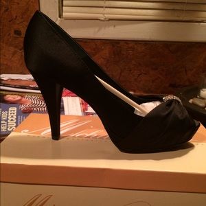 Brand New 9.5 Black Michelangelo Diana Pumps