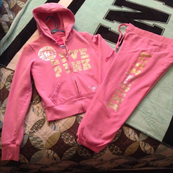Vs zip up and cropped sweat outfit.