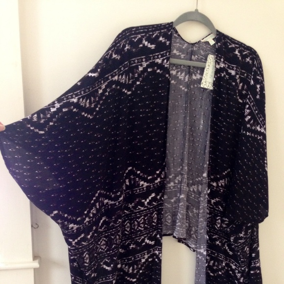 Boho/Kimono style top in black/grey/white - Picture 2 of 4