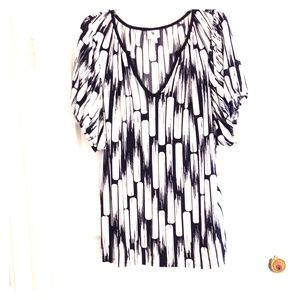 Ladies top in black/ white out of jersey/spandex.