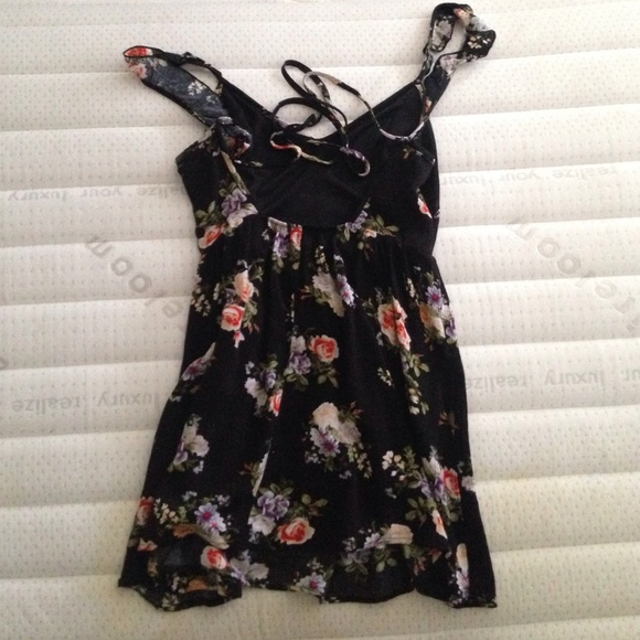 Cute flowery dress only worn once - Picture 2 of 2