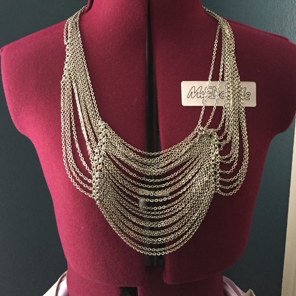 Akira necklace and earrings