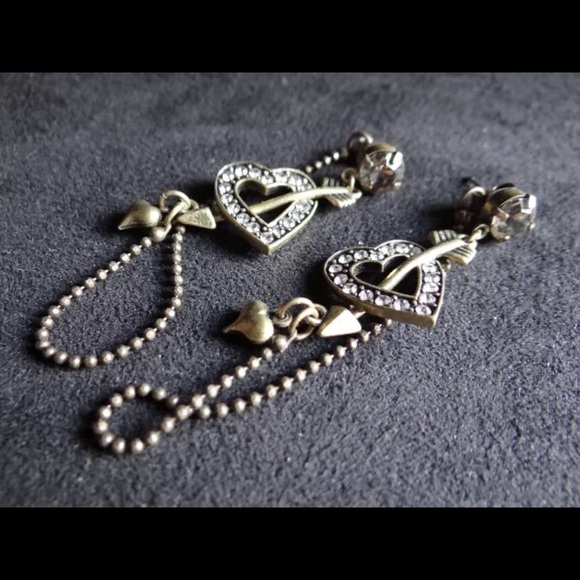 Betsy Johnson arrow heart earrings - Picture 1 of 3