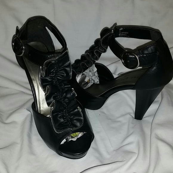 *SALE* MADDEN GIRL "MACI"  HEELS