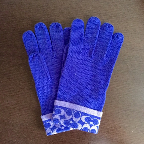Coach Accessories - ✨Authentic Coach Signature Gloves