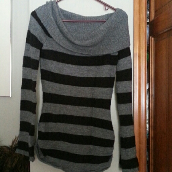 Loose turtleneck black and gray striped sweater