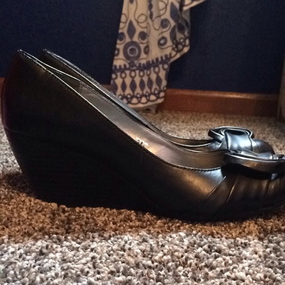 Black wedges