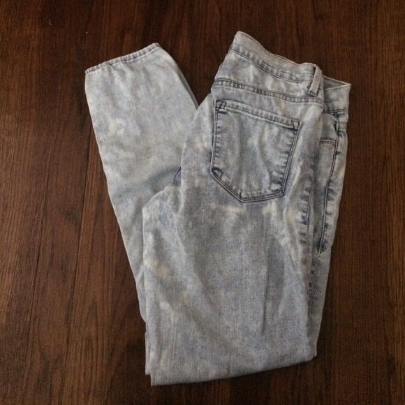 Acid washed skinny jeans ripped on the knees