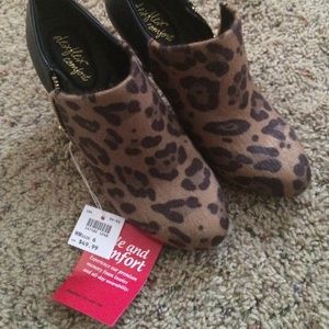 Leopard booties with heel