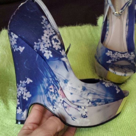 High hills,  size 5  dark blue  with flowers. - Picture 2 of 3