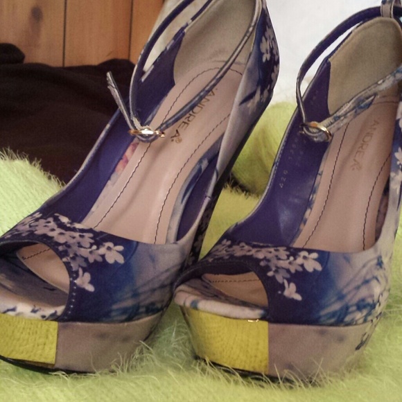 High hills,  size 5  dark blue  with flowers. - Picture 3 of 3