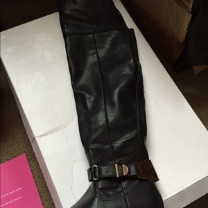 Just fab boots size 8. Worn once for like 3 hrs.