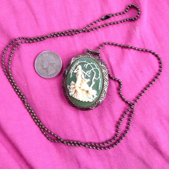 Jewelry - Cameo locket