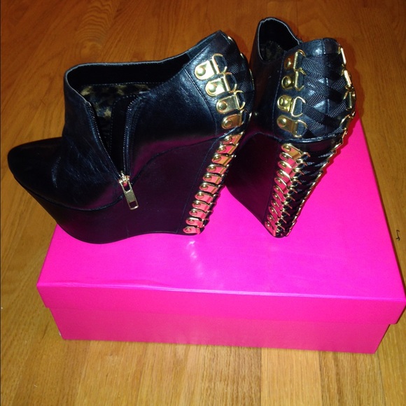 Betsey Johnson - ankle booties