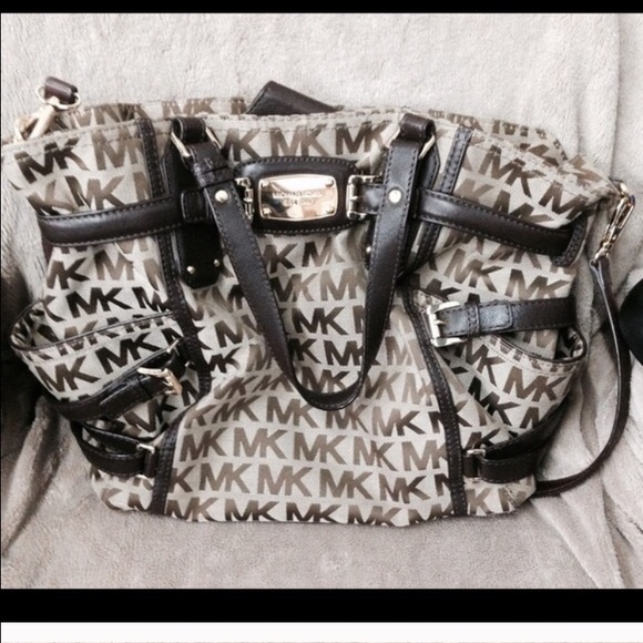 Looking for this purse - Picture 1 of 2