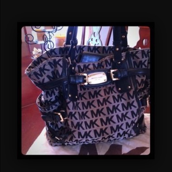 Looking for this purse - Picture 2 of 2