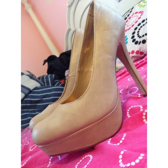 Tan high heels - Picture 1 of 3