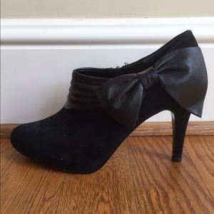🎉HP🎉WhiteHouseBlackMarket-Suede Booties LIKE NEW