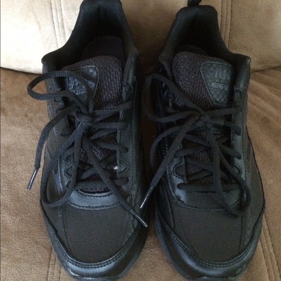 These are a wide width. Black.