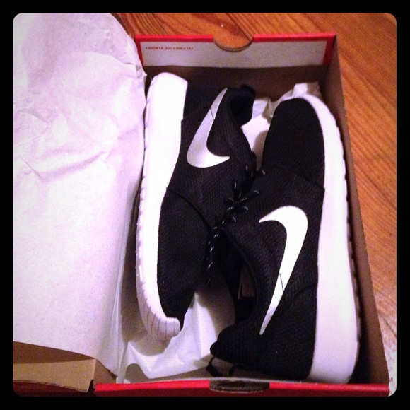 BRAND NEW Black & Grey Women's Nike Roshe Run