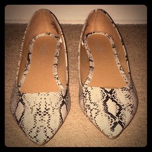 Black and White Flats