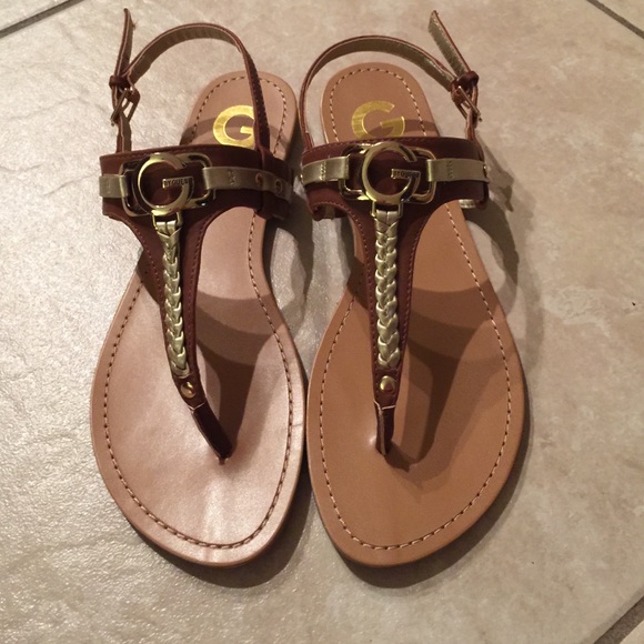 Guess sandals in brown and gold 💛