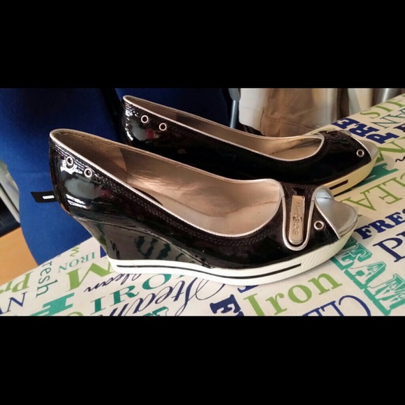 Black wedge