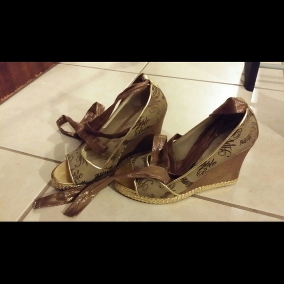 Gold wedges