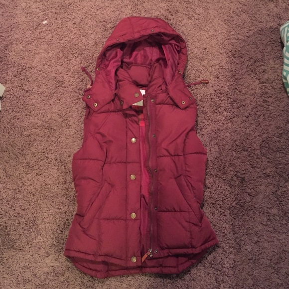 A red H&M vest.