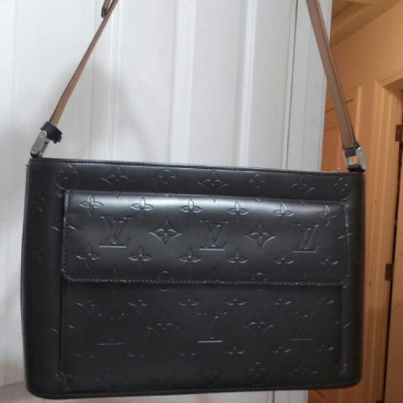 $300 10/10 authentic. Silver platinum clutch!