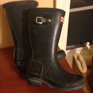 Hunter rain boots in navy