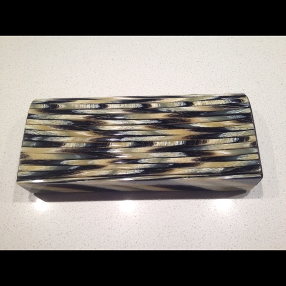 Tory Burch Resin Clutch NWOT - Picture 2 of 4