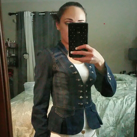 ☆SOLD☆    White House Black Market denim jacket - Picture 2 of 2