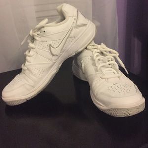 Nike athletic/tennis sneakers