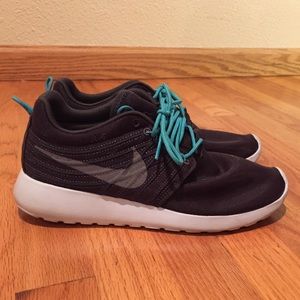 Nike Roshe Runs, Size 7 Men's/ 9 Women