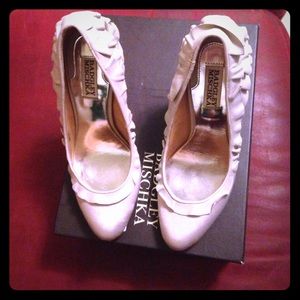 Badgley Mischka beige ruffle heels 7.5