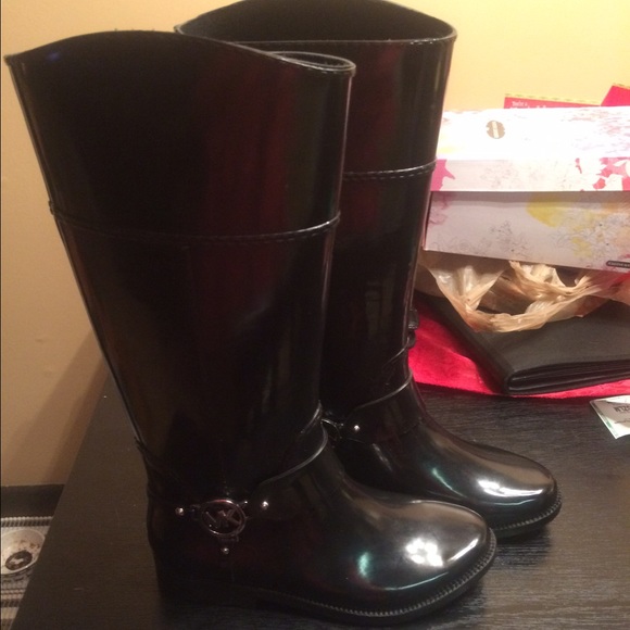 ✨RESERVED FOR @mandn✨ Michael Kors rain boots