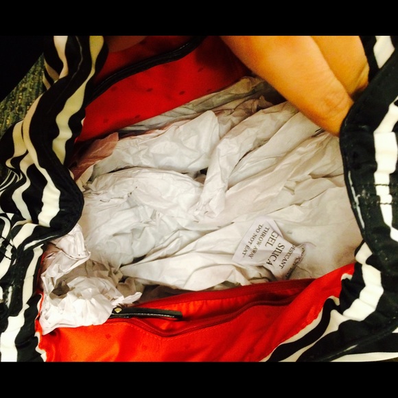 ⚡️CLEARANCE⚡️🎀Kate Spade striped bag🔱 - Picture 4 of 4