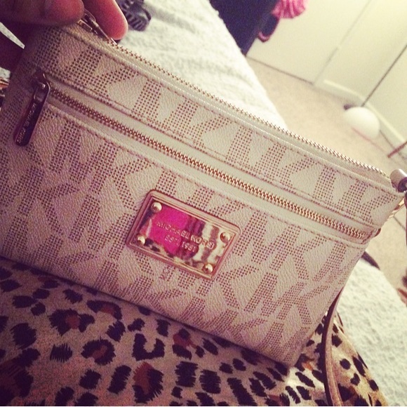 Micheal Kors wristlet