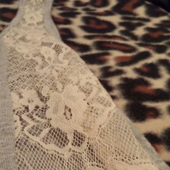 🌟SALE 🌟Grey lace just ginger top - Picture 3 of 4