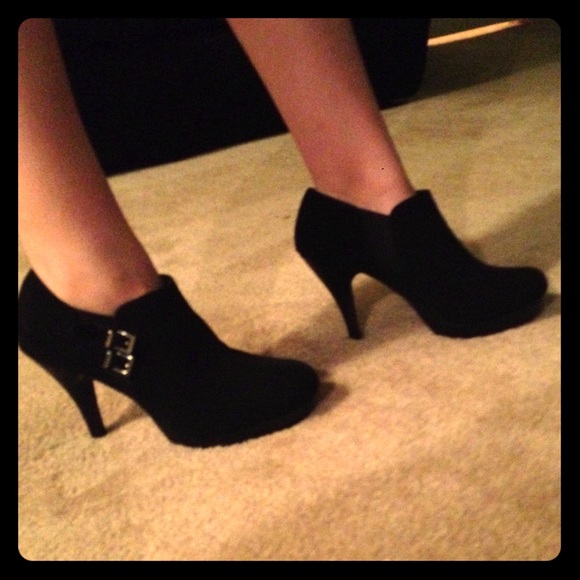 FIONI Clothing Shoes - Black heel booties