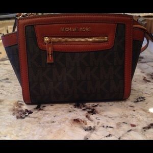 Michael Kors Selma Zip Medium Messenger