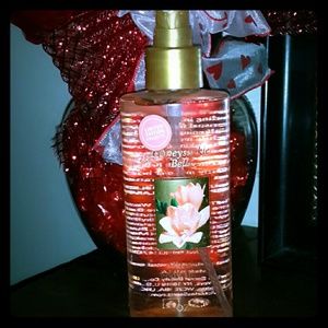 REDUCED : Victorias Secret body spray NEW