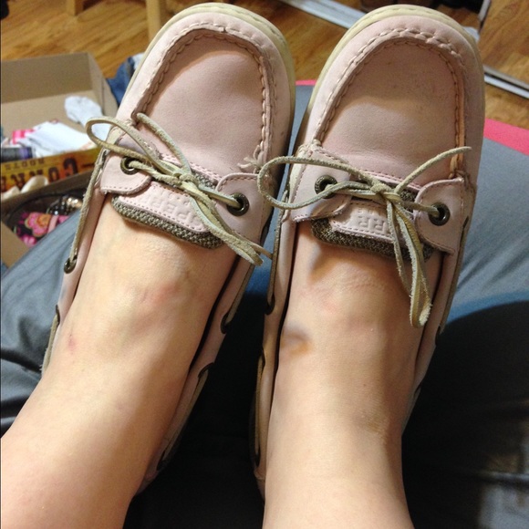 Pretty light pink sperrys 😊