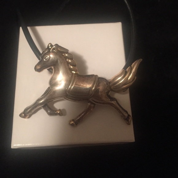 🚨MUST GO🚨 Horse Pendant