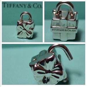 TIFFANY & CO. Gift box charm
