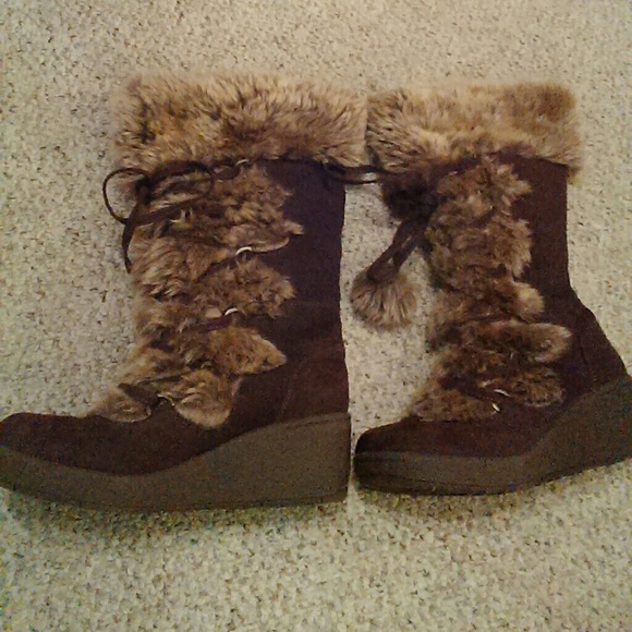 Brown size 7 winter boots with Pom poms