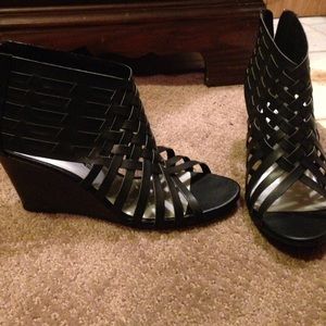 Black strappy wedges