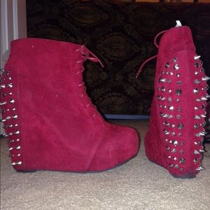 Red wedges with spikes