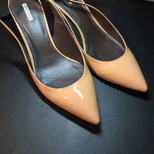 Vera Wang pointy toe pump